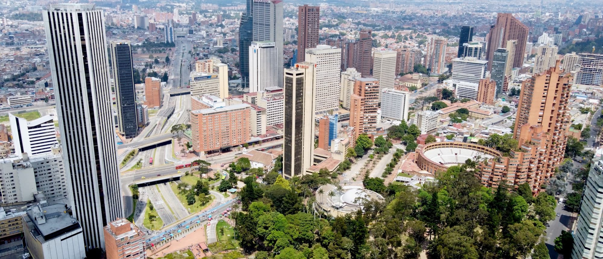 Vista aérea del centro de Bogotá desde la Calle 26, con los edificios del Centro Internacional
