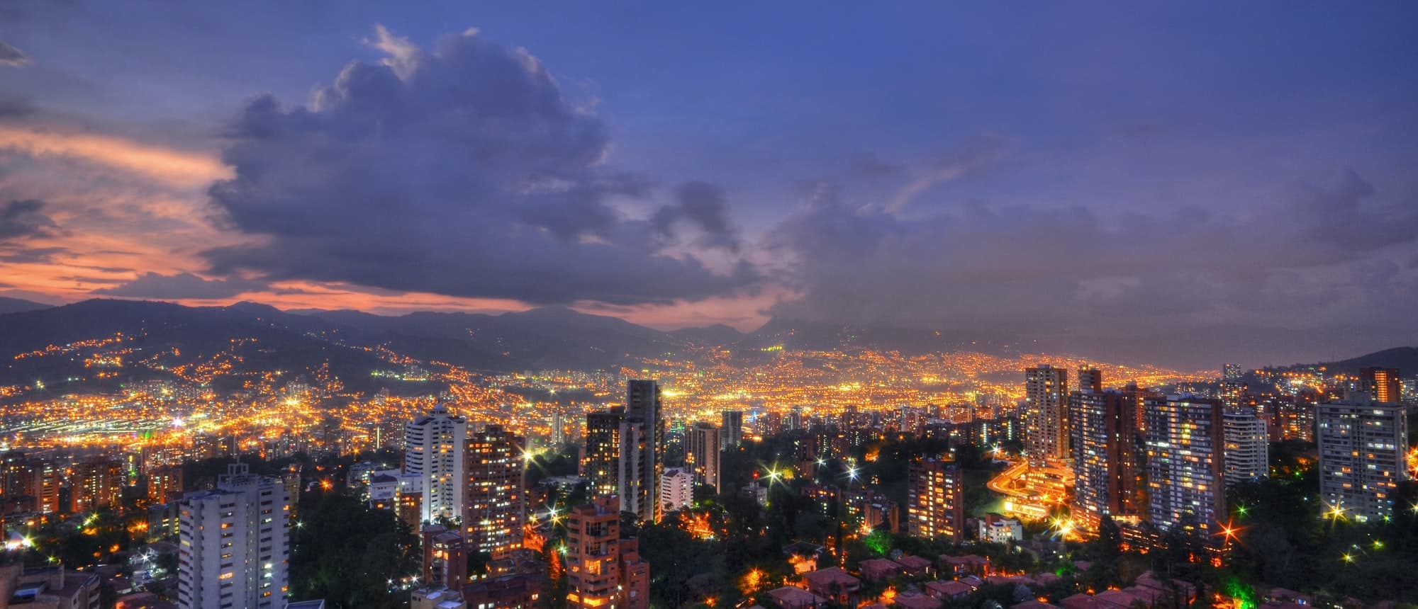 Panorámica del Valle de Aburrá con las luces de Medellín al atardecer