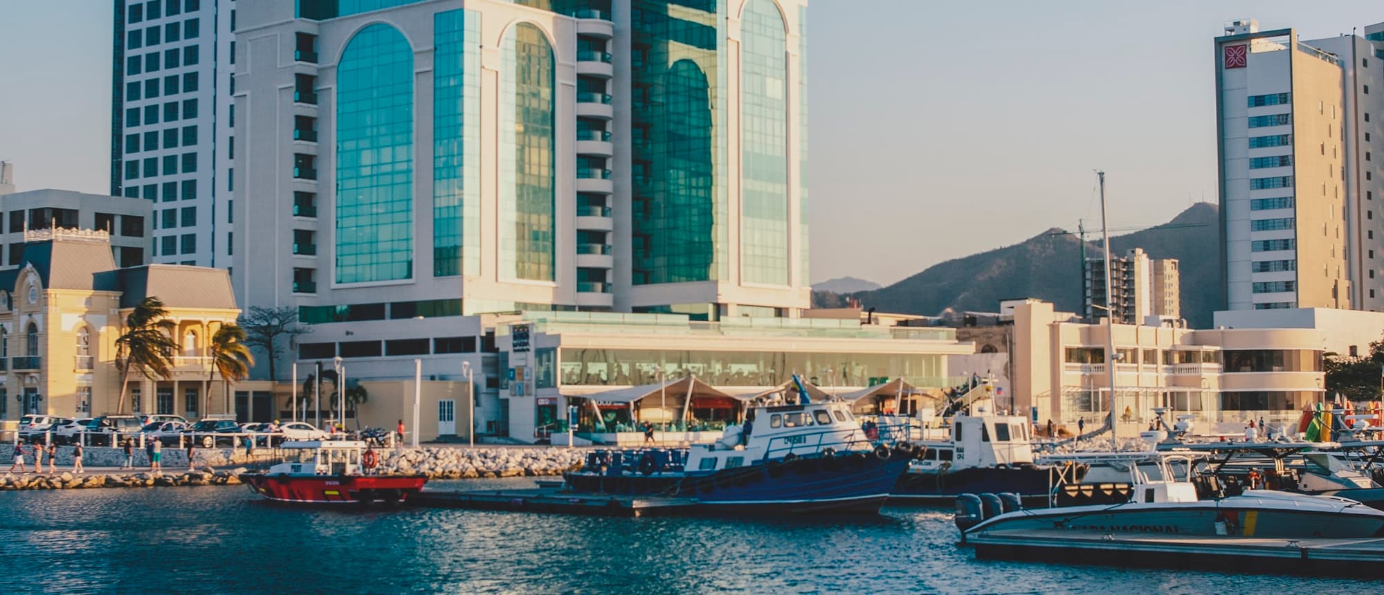 Bahía de Santa Marta con la marina, los edificios frente al mar y la Sierra Nevada al fondo