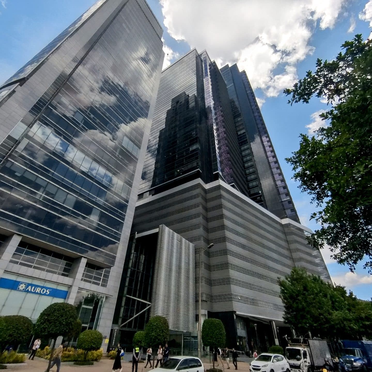 Equipo de contadores públicos de CRM Consultores Asociados en su oficina de Bogotá