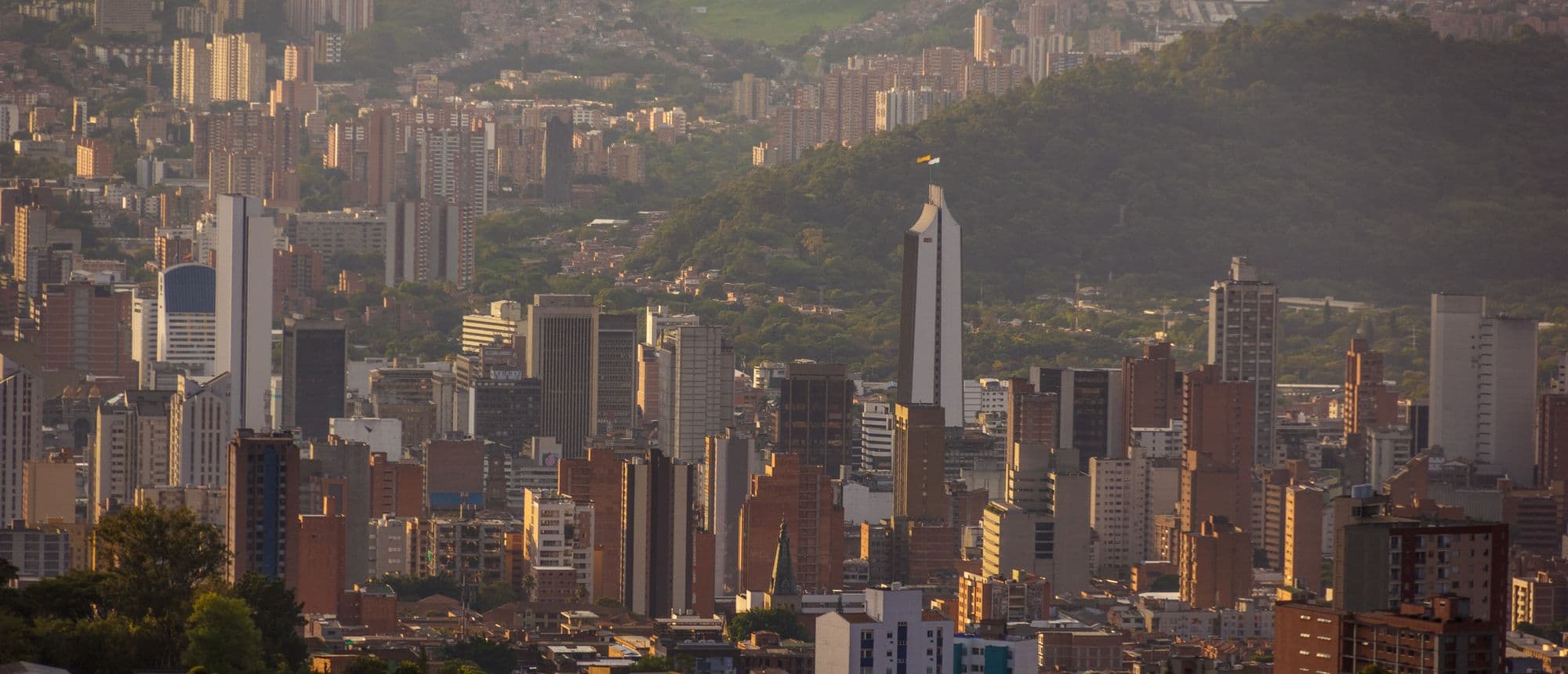 Vista aérea de Bucaramanga al atardecer, con su skyline y las montañas de Santander al fondo